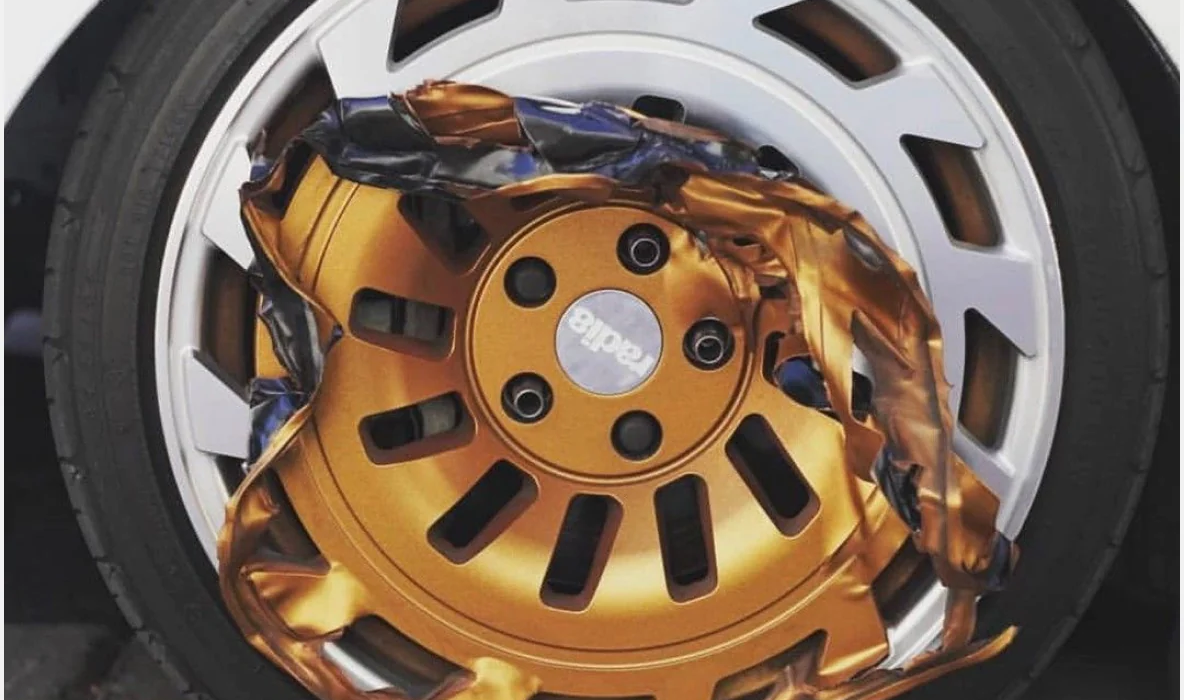  DipYourCar.com HyperDip Wheel Paint Kit - DIY Set with Cans of  Sprayable Automotive Dip Coat - Removable Peelable Protection for Car Rims  - Metallic Bronze Gold Satin Coat Spray : Automotive
